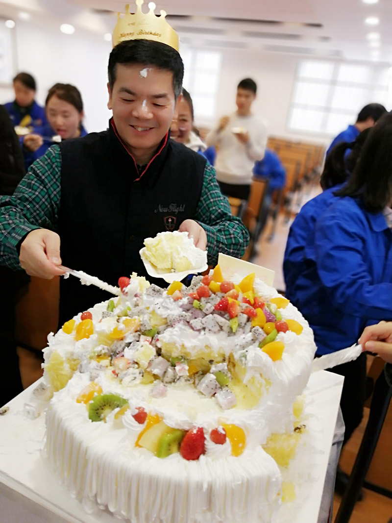 您有一份生日祝福需要查收！萬威機(jī)械員工為董事長,總經(jīng)理送上祝福